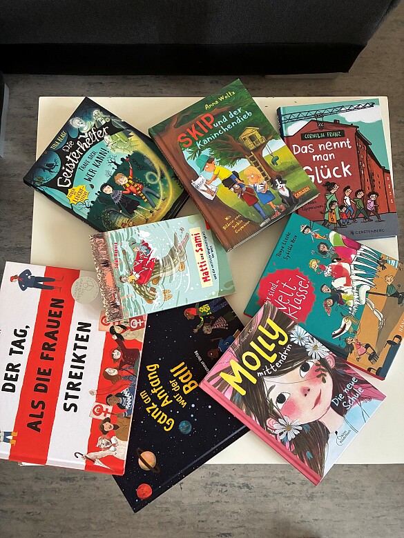 Foto zeigt Bücherspende an der Oderschule