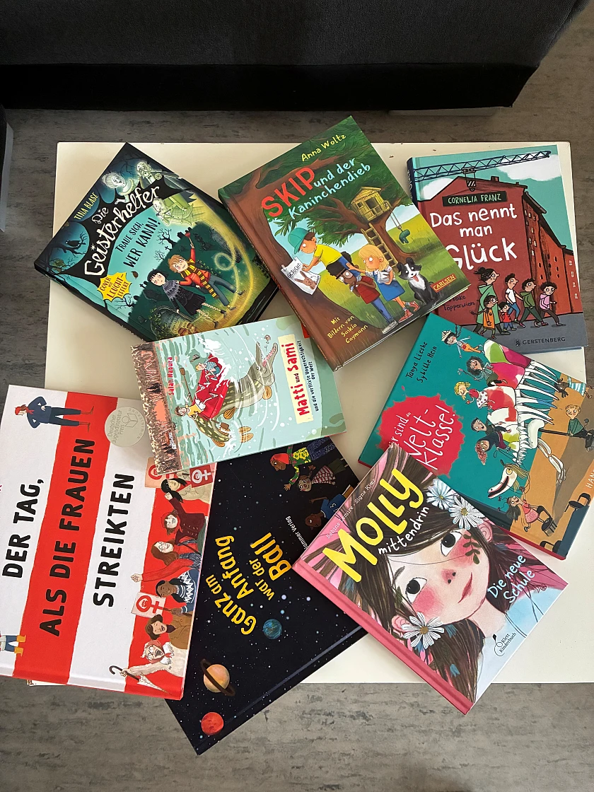 Foto zeigt Bücherspende an der Oderschule