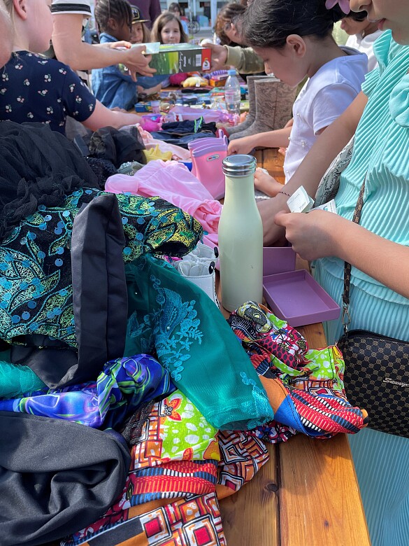 Kinder gucken sich das Angebot auf dem Flohmarkt an.