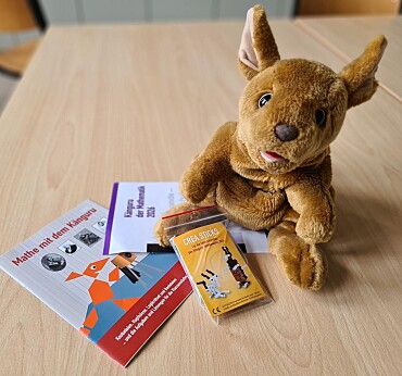 Foto zeigt Urkunde und Geschenk und Kuscheltier 