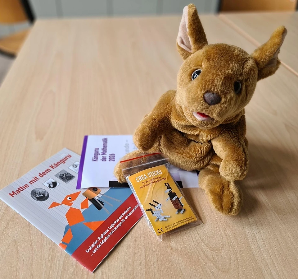 Foto zeigt Urkunde und Geschenk und Kuscheltier 