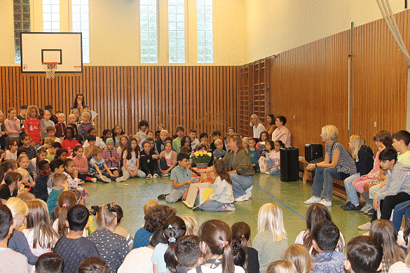 Kinder bei der Monatsfeier der Schule Oderstraße
