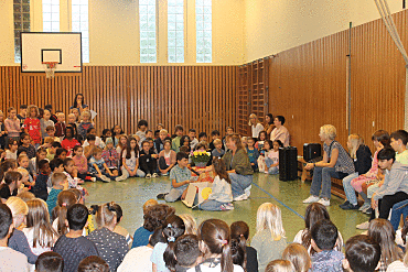 Kinder bei der Monatsfeier der Schule Oderstraße