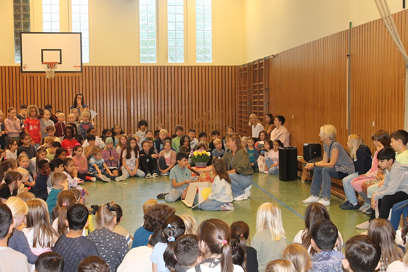 Kinder bei der Monatsfeier der Schule Oderstraße