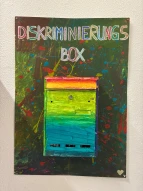 Bild zeigt Büchertisch, Diskriminierungsbox und Titel der Projektwoche