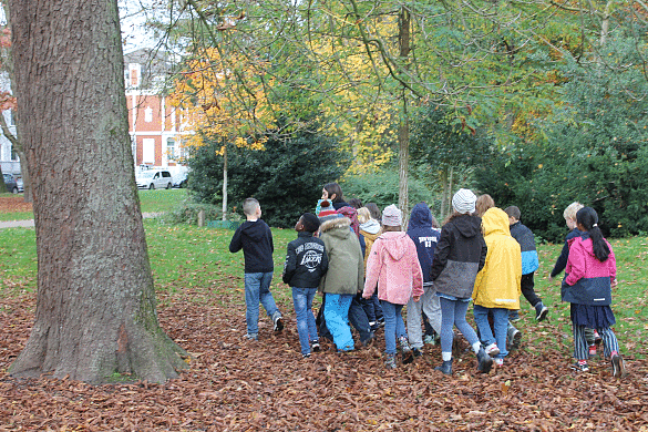 Bild zeigt Kindergruppe im Park