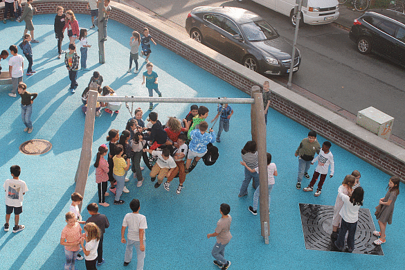 Kinder auf der Nestschaukel der Schule Oderstraße