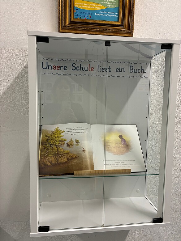 Vitrine mit einem Buch