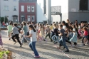 Bild zeigt, wie Kinder auf den eröffneten Schulhof stürmen